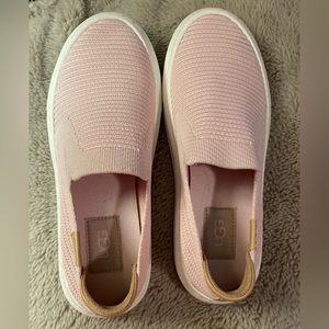 UGG Alameda Sammy Slip-on only one time wearing everything is look new